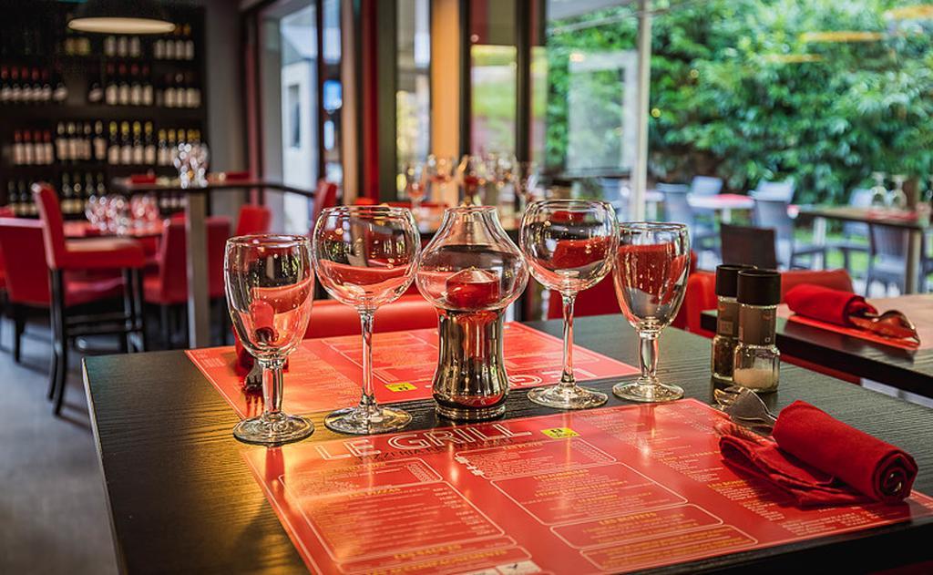 Logis Hotel Lons-Le-Saunier - Restaurant Le Grill Экстерьер фото