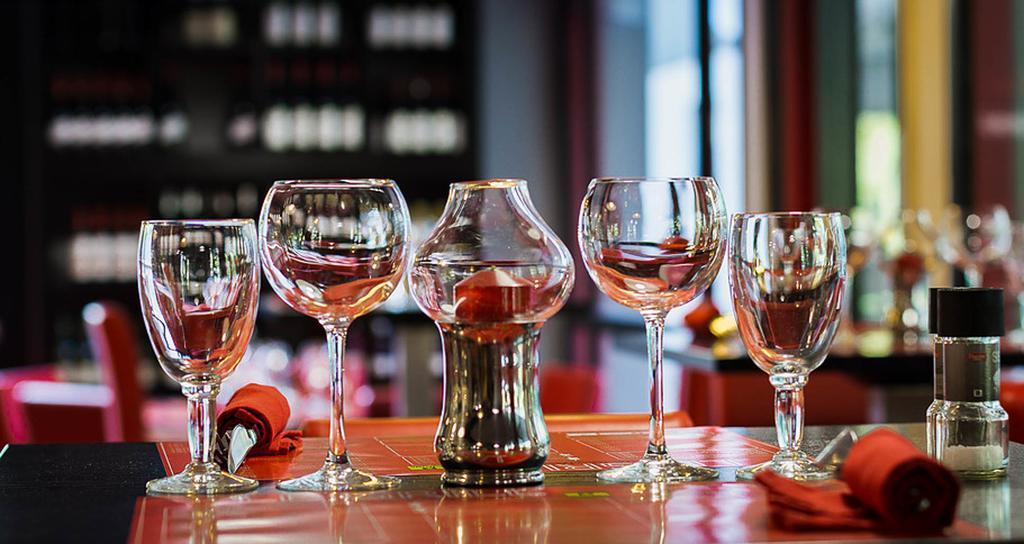 Logis Hotel Lons-Le-Saunier - Restaurant Le Grill Экстерьер фото