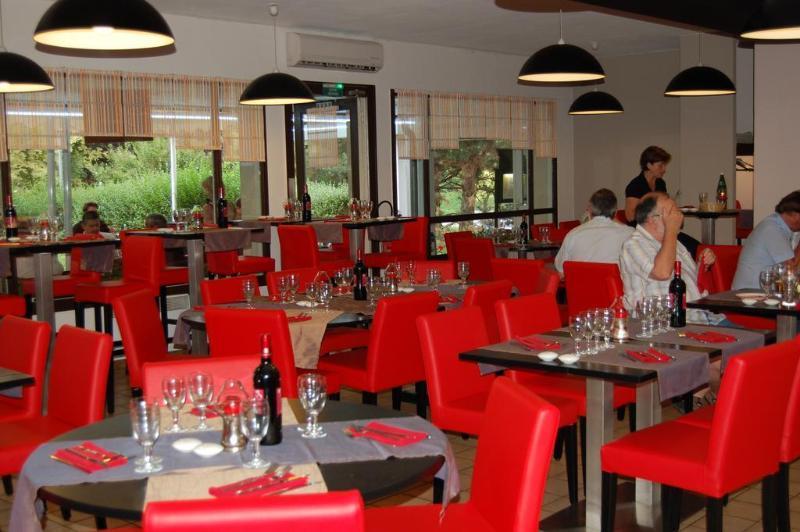 Logis Hotel Lons-Le-Saunier - Restaurant Le Grill Экстерьер фото