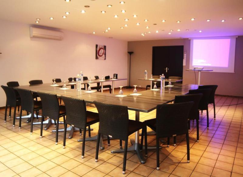 Logis Hotel Lons-Le-Saunier - Restaurant Le Grill Экстерьер фото