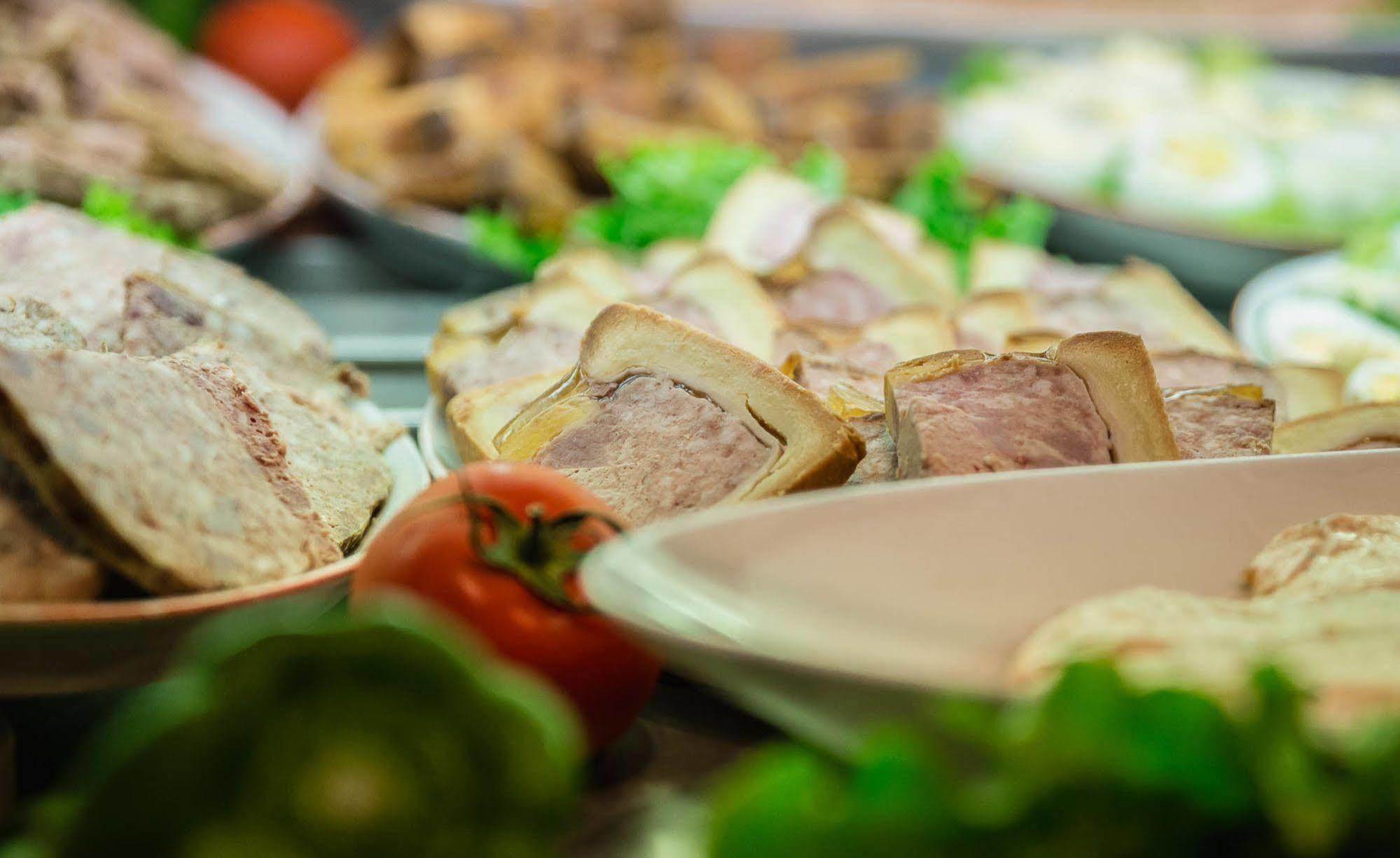 Logis Hotel Lons-Le-Saunier - Restaurant Le Grill Экстерьер фото